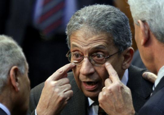 Amr Moussa, Arab League secretary general, with two foreign ministers yesterday in Cairo. The decision to authorize talks was not unanimous among the 14 nations represented.