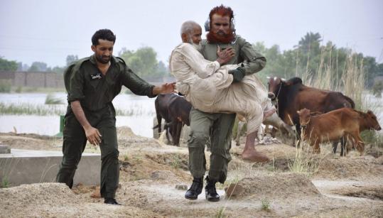 A victim of Pakistan’s worst flooding in 80 years was carried yesterday to a helicopter in Sanawa, a town in Punjab Province.