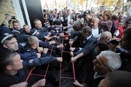 Police blocked supporters of former Ukrainian prime minister Yulia Tymoshenko in Ukraine yesterday.