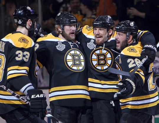 Andrew Ference (second from right) says lessons taught by the retired Mark Recchi (right), a great leader, will live on in the Bruins as they try to defend their title.