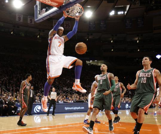 CARMELO ANTHONY injures groin