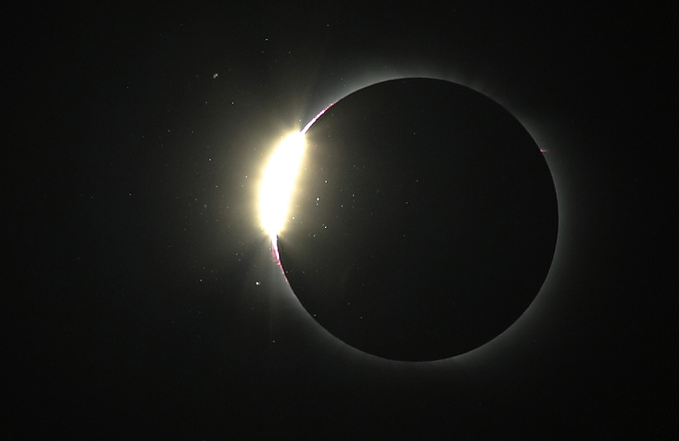 http://cache.boston.com/universal/site_graphics/blogs/bigpicture/eclipse_08_06/eclipse5.jpg
