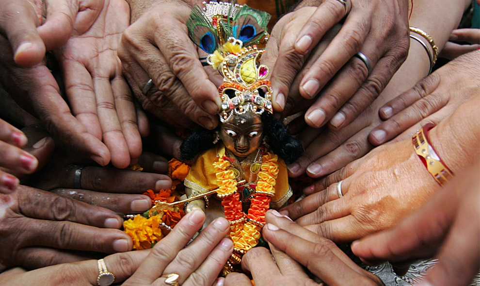 Decorando l'idolo di Lord Krishna