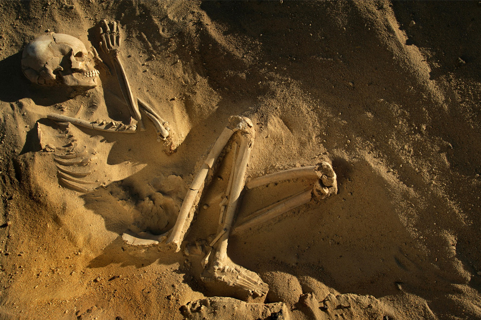 skeletons found holding hands thousands of years later