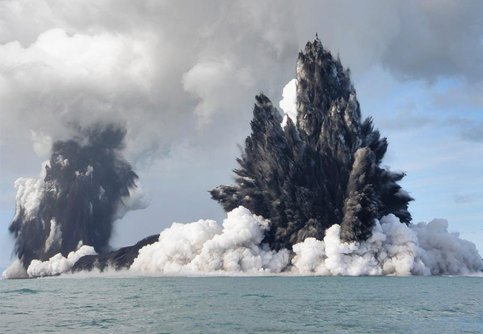 Фотография: Извержение подводного вулкана возле архипелага Тонга №2 - BigPicture.ru
