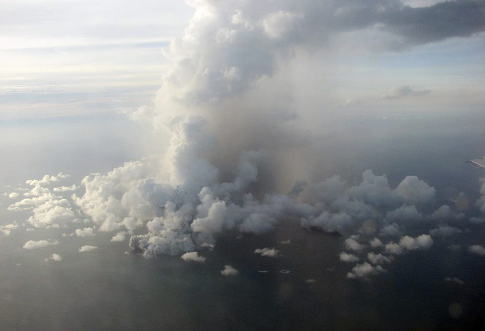 Фотография: Извержение подводного вулкана возле архипелага Тонга №3 - BigPicture.ru