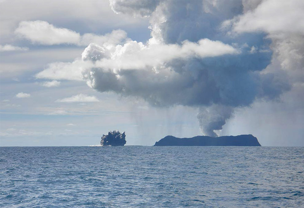 Фотография: Извержение подводного вулкана возле архипелага Тонга №4 - BigPicture.ru