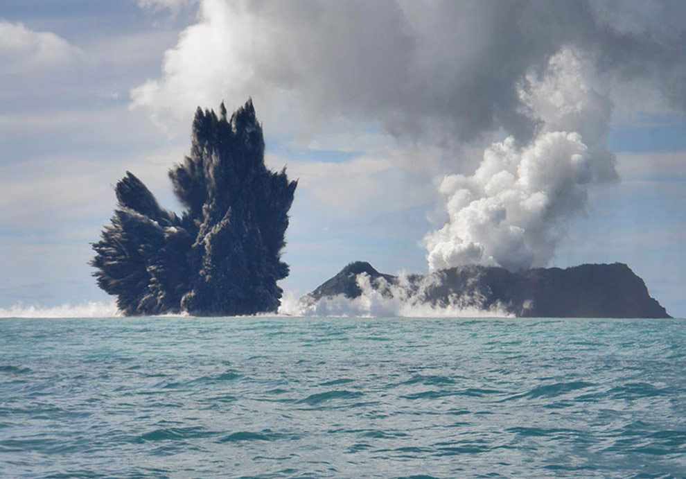 Фотография: Извержение подводного вулкана возле архипелага Тонга №6 - BigPicture.ru