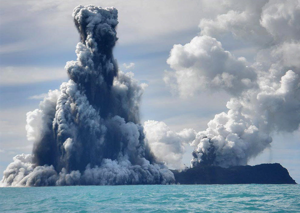 Фотография: Извержение подводного вулкана возле архипелага Тонга №7 - BigPicture.ru