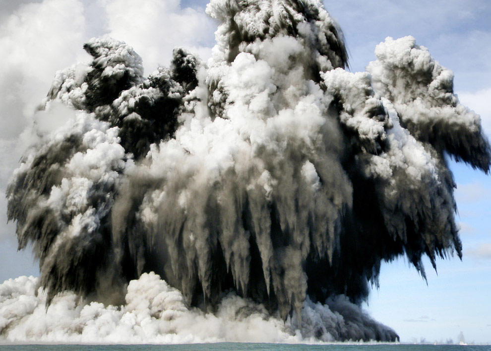 Фотография: Извержение подводного вулкана возле архипелага Тонга №11 - BigPicture.ru