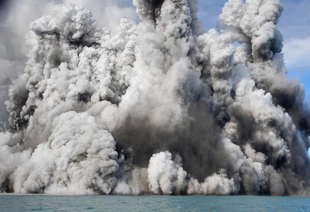 Фотография: Извержение подводного вулкана возле архипелага Тонга №12 - BigPicture.ru