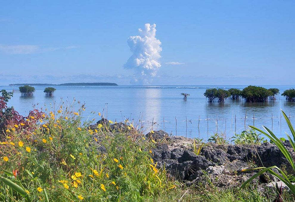 Фотография: Извержение подводного вулкана возле архипелага Тонга №13 - BigPicture.ru
