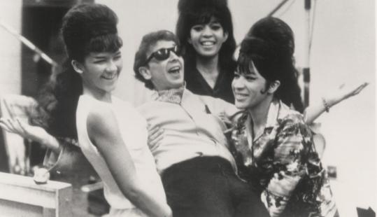 Phil Spector con las Ronettes, cuyo "Be My Baby" produjo en 1963.
